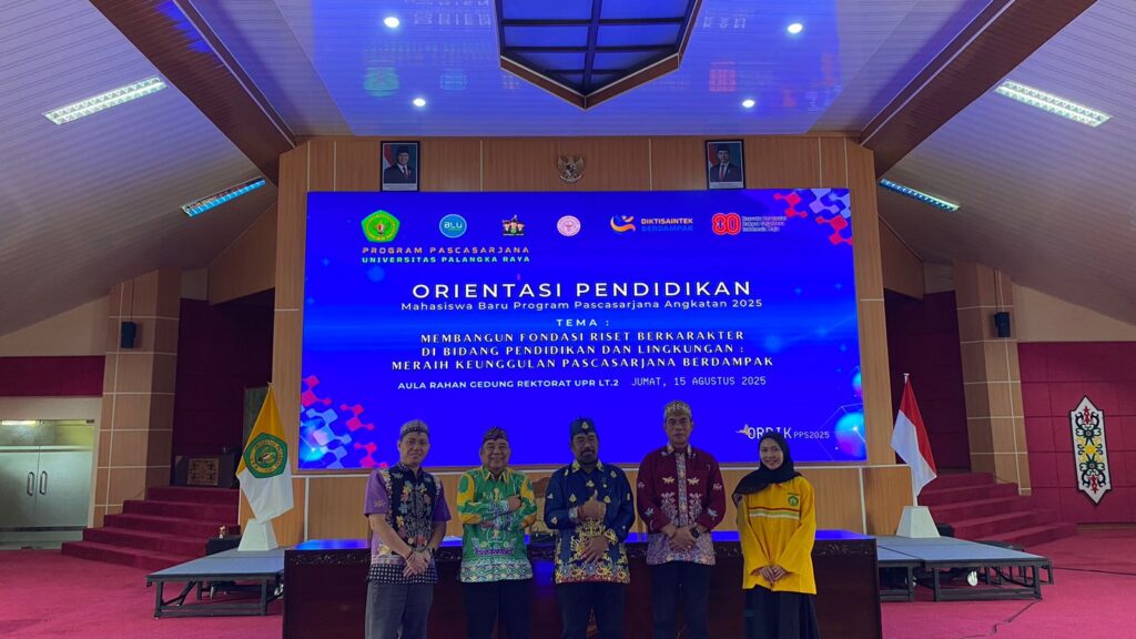 Foto Bersama Perwakilan Mahasiswa Magister Pendidikan Biologi bersama Direktur PPs Prof. Dr. I Nyoman Sudyana, M.Sc., Wakil Direktur Bidang Akademik dan Alumni PPs UPR, Prof. Dr. Petrus Poerwadi, MS, Wakil Direktur Bidang Umum dan Keuangan, Dr. Herwin Sutrisno, ST., MT. dan Koordinator Program Studi, Dr. Adventus Panda, S.Si., M.Si.